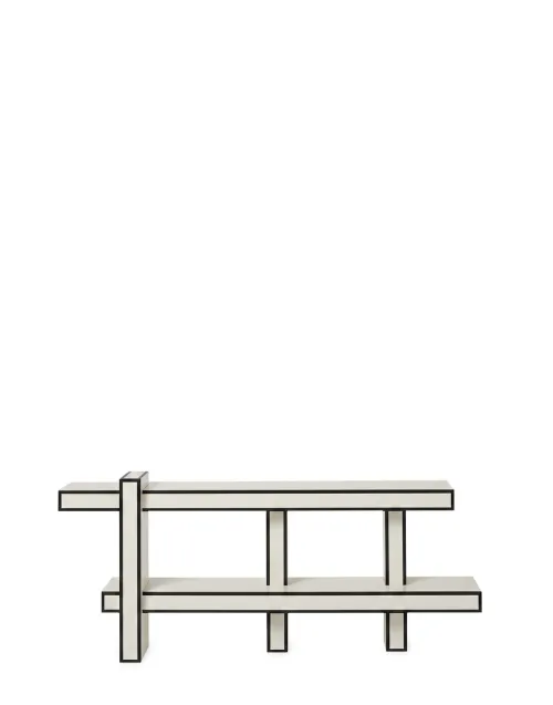 Lepid commode